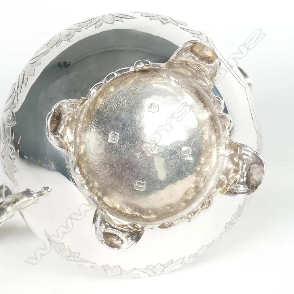 A Victorian silver cream jug Image 1++