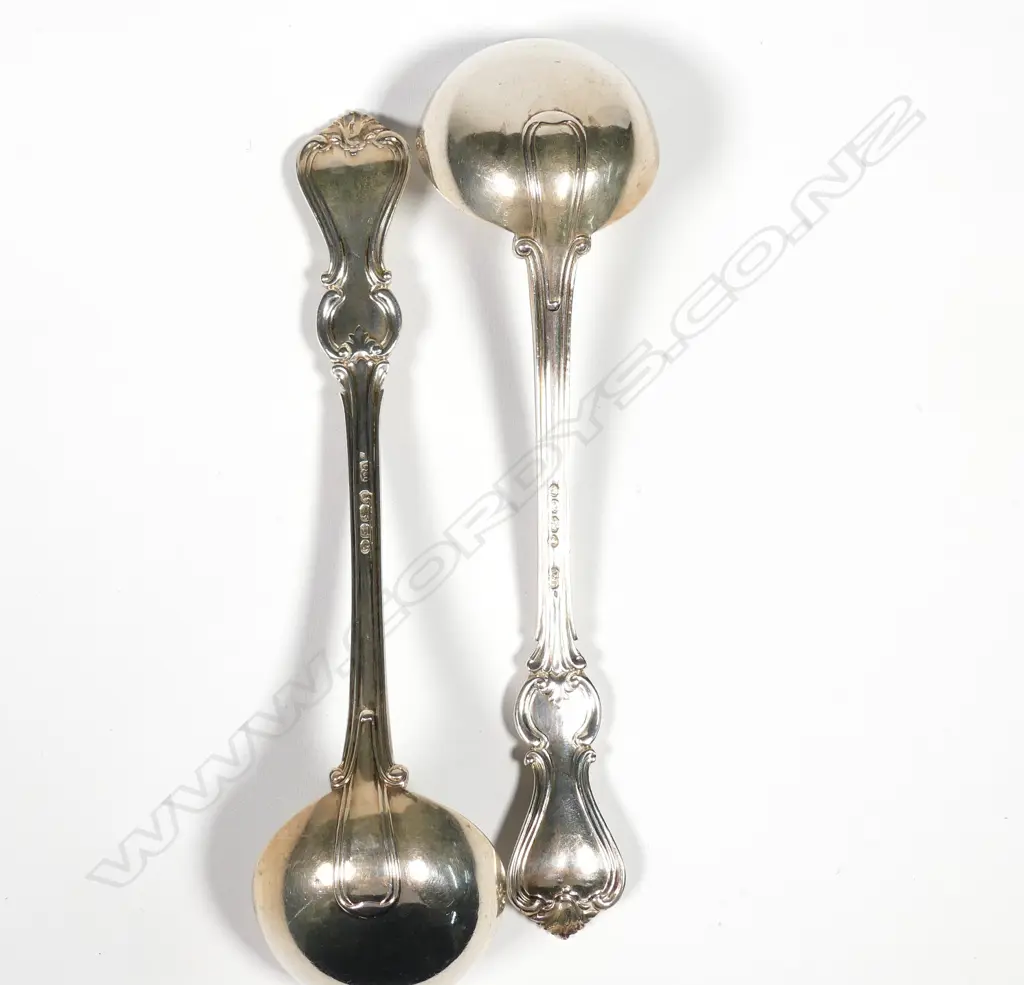 A pair of Victorian silver sauce ladles Image 1++