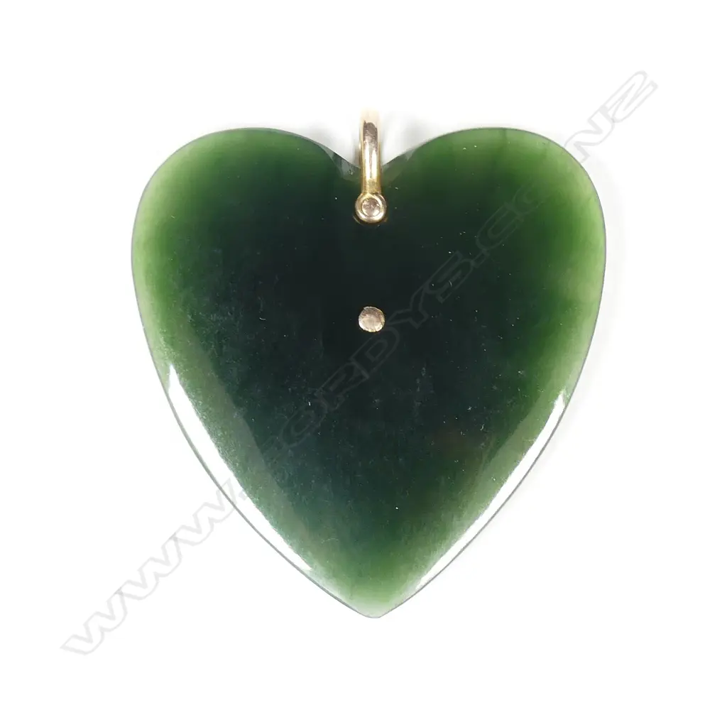 A c.1900 greenstone and gold NZ heart pendant Image 1++