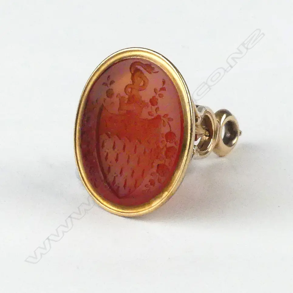 A George III 15ct. gold and intaglio cut carnelian fob seal Image 1++