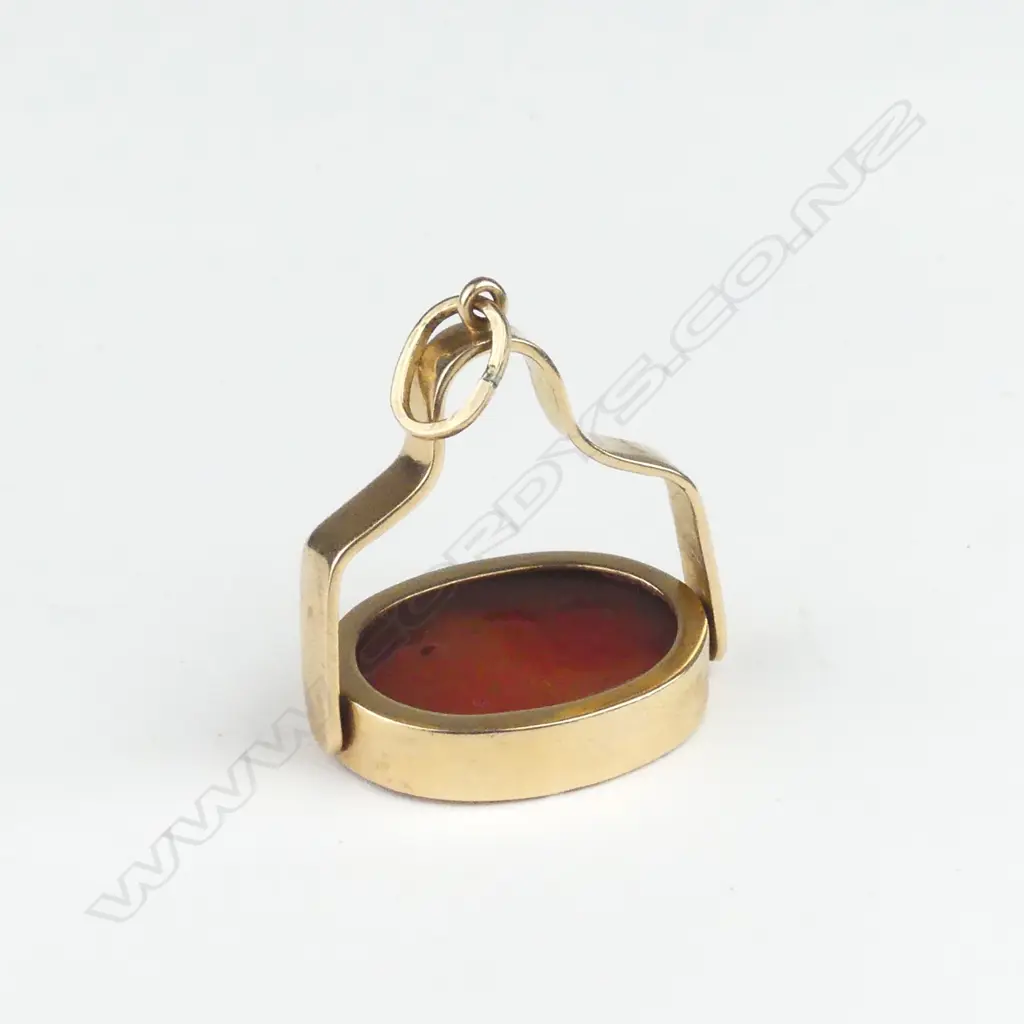 An early 20thC 9ct. yellow gold and carnelian fob spinner Image 1++