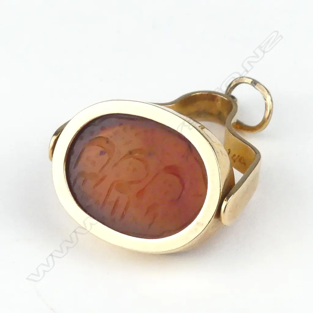 An early 20thC 9ct. yellow gold and carnelian fob spinner Image 1++