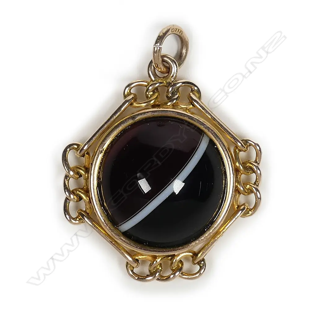 A 9ct gold and banded agate fob Image 1++