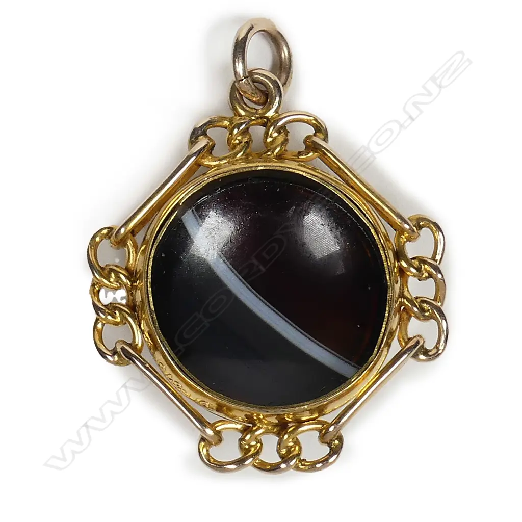 A 9ct gold and banded agate fob Image 1++