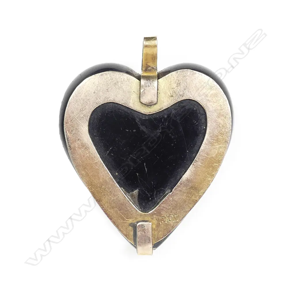 An early 20thC 9ct. gold mounted puff heart jet carved pendant Image 1++