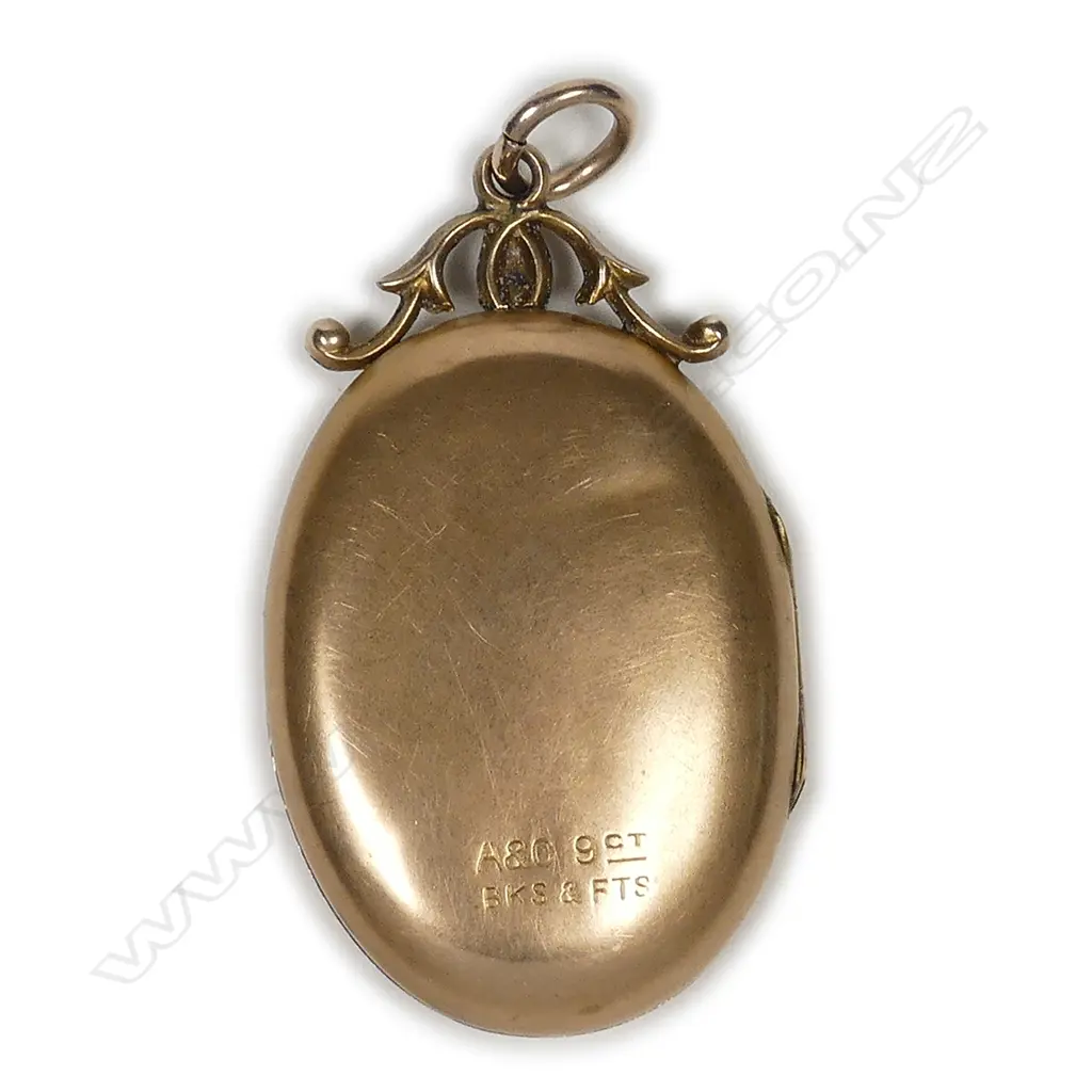 An Edwardian 9ct gold locket Image 1++