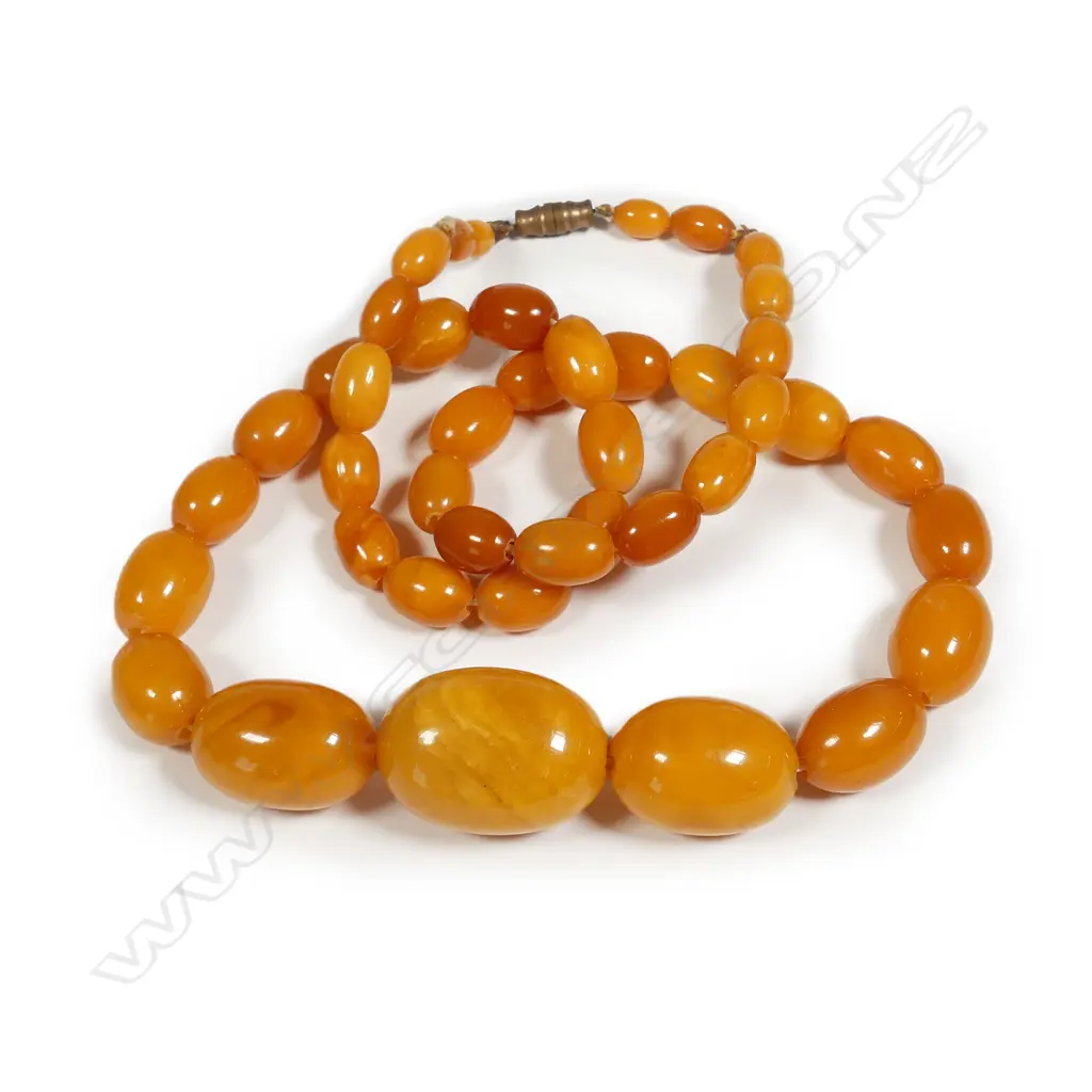A vintage amber bead necklace Image 1++