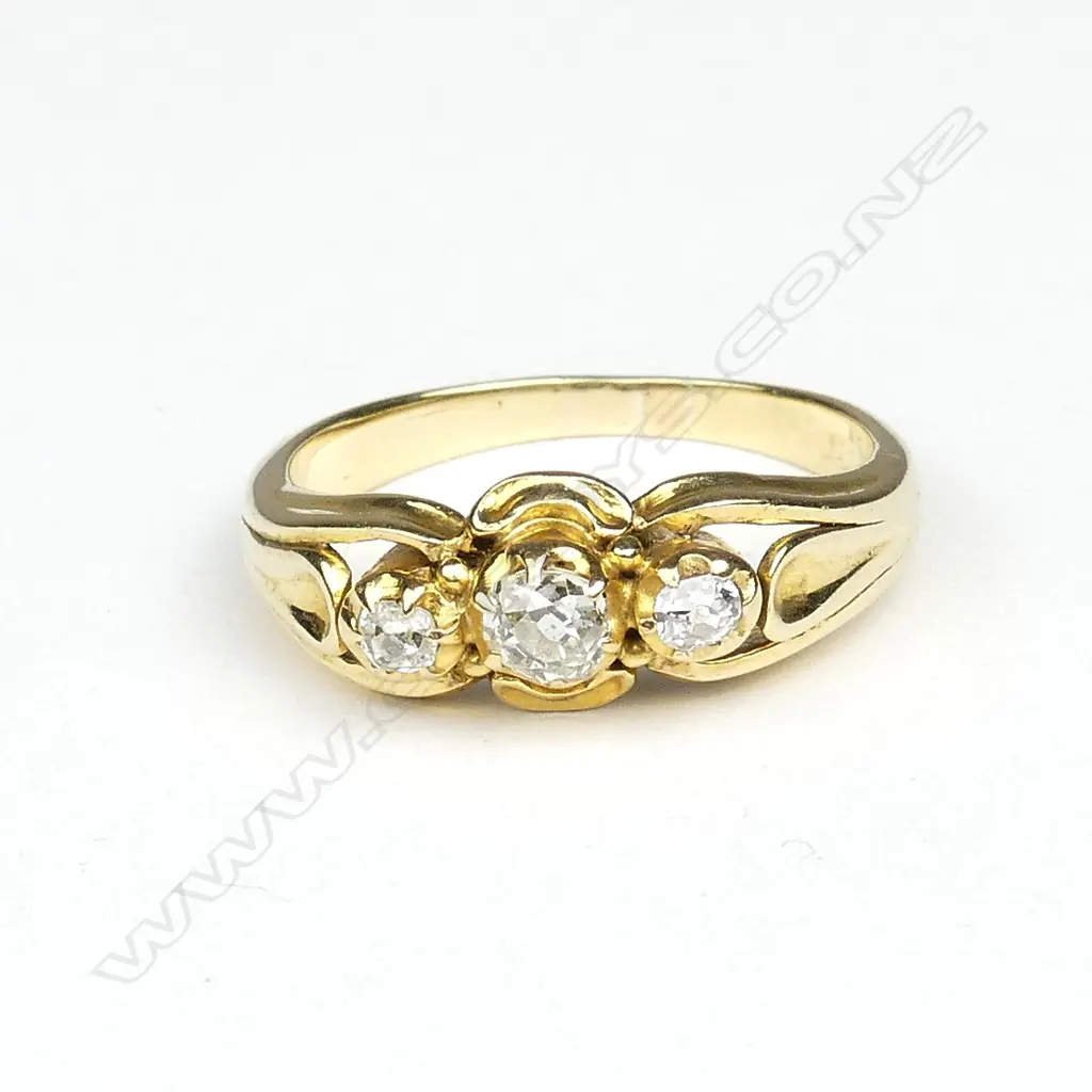An estate 18ct. yellow gold handmade three diamond dress ring Image 1++