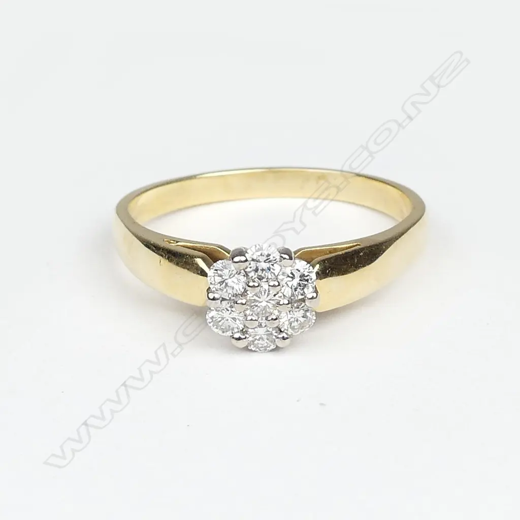 A 18ct. yellow gold and diamond cluster ring Image 1++