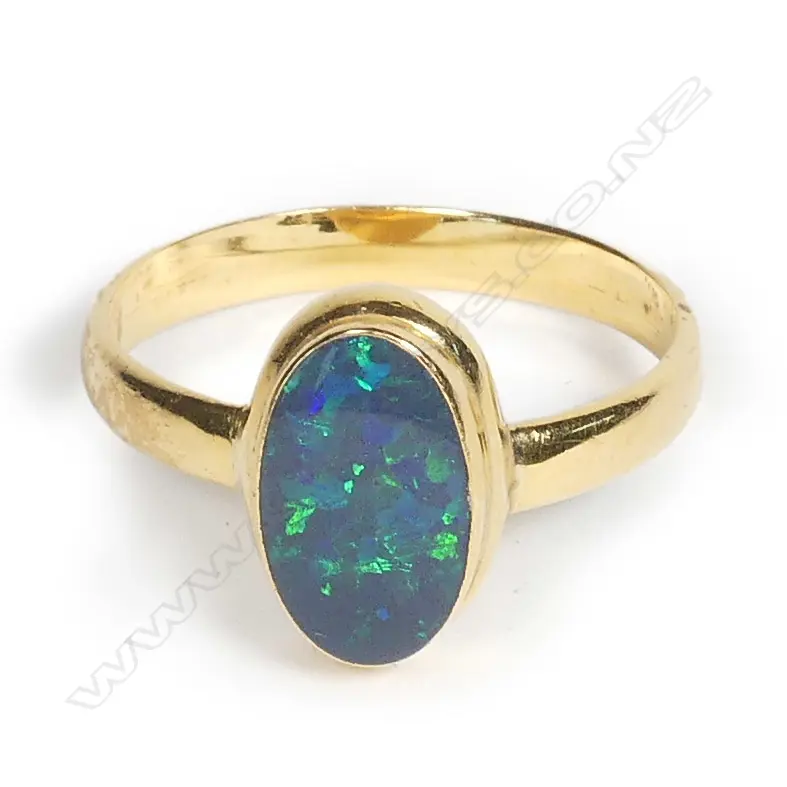 A 22ct gold and opal ring Image 1++