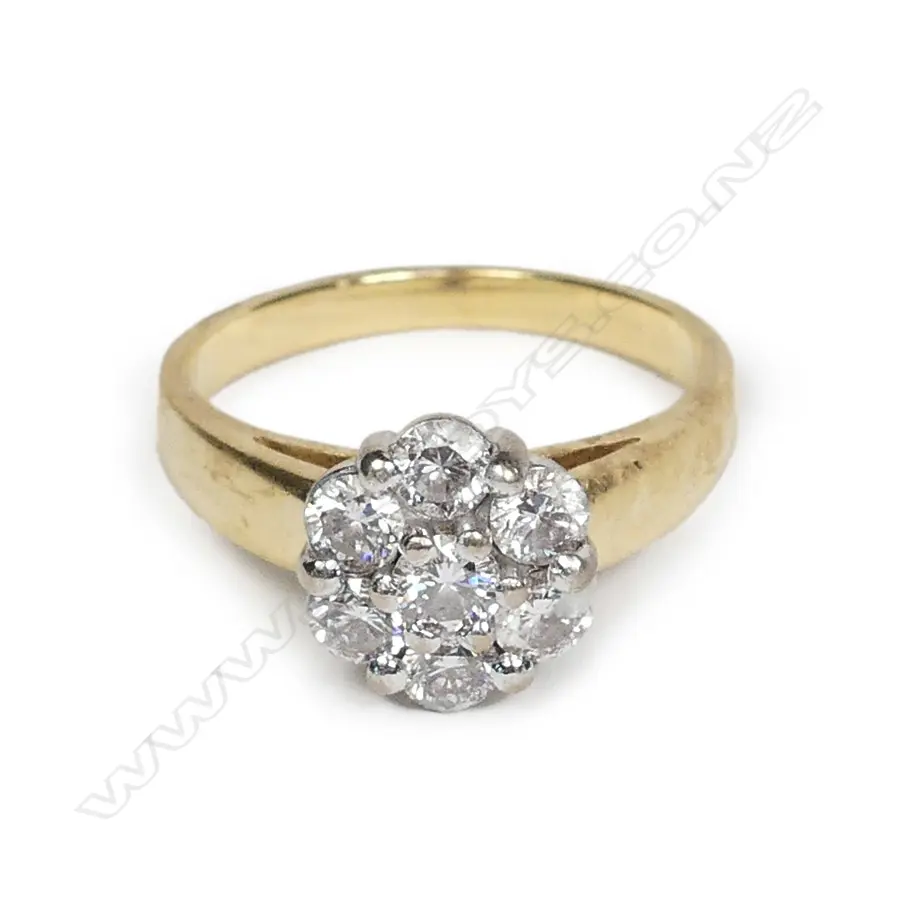 A vintage 18ct diamond cluster ring Image 1++