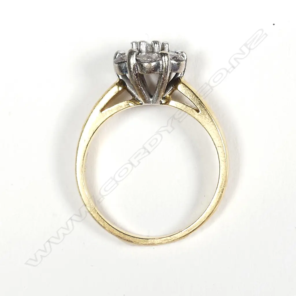 A vintage 18ct diamond cluster ring Image 1++