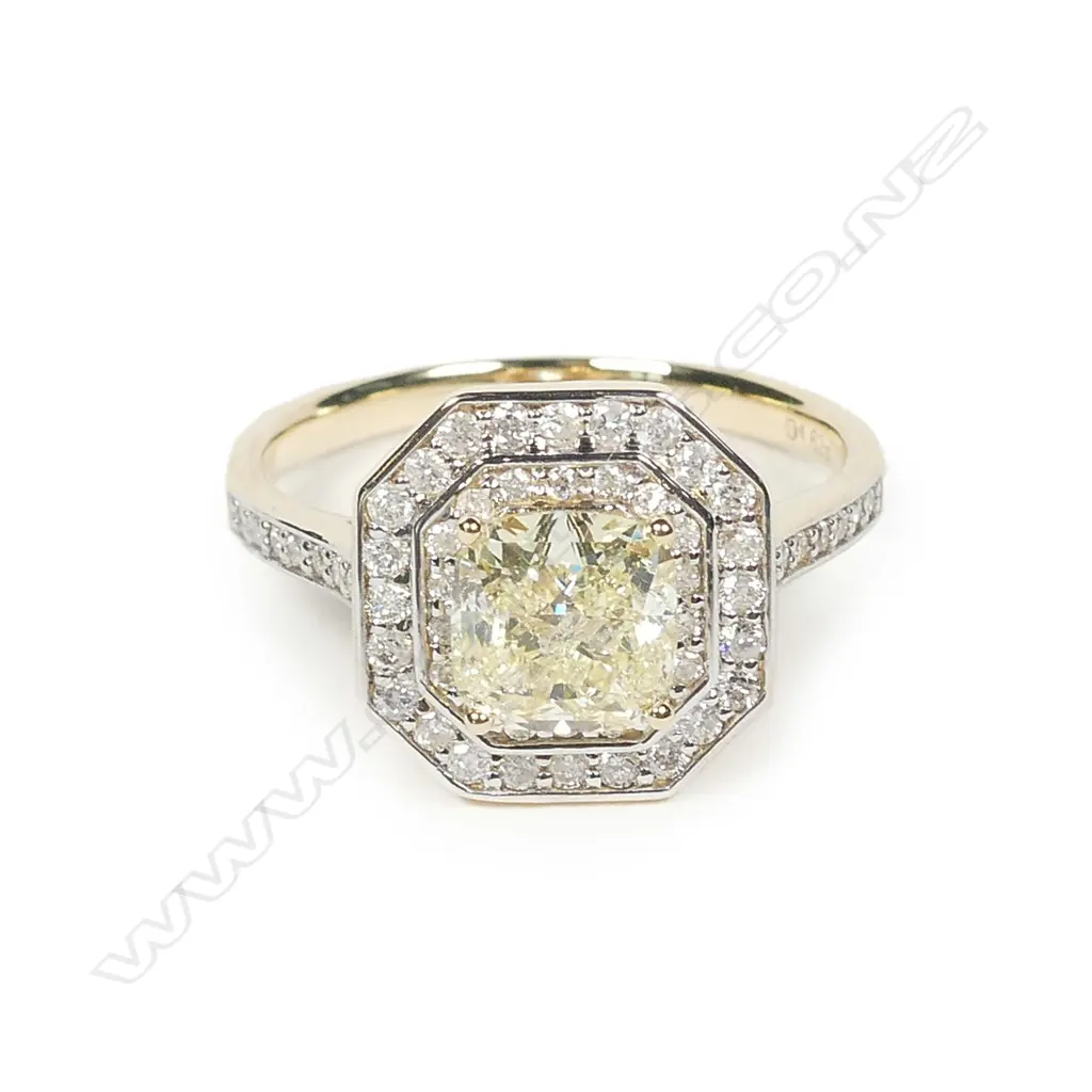 A 14ct gold double halo diamond ring Image 1++