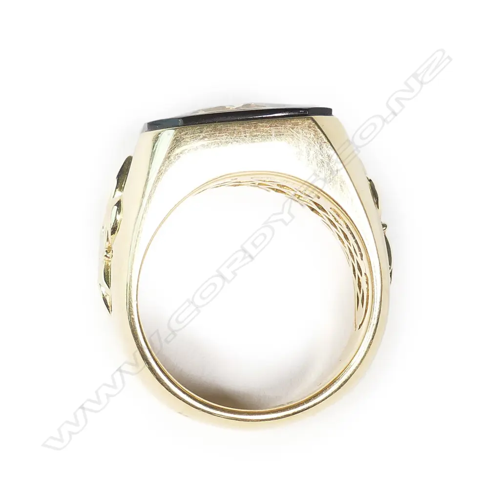 A gent's 18ct gold 2.83ct diamond solitaire ring Image 1++