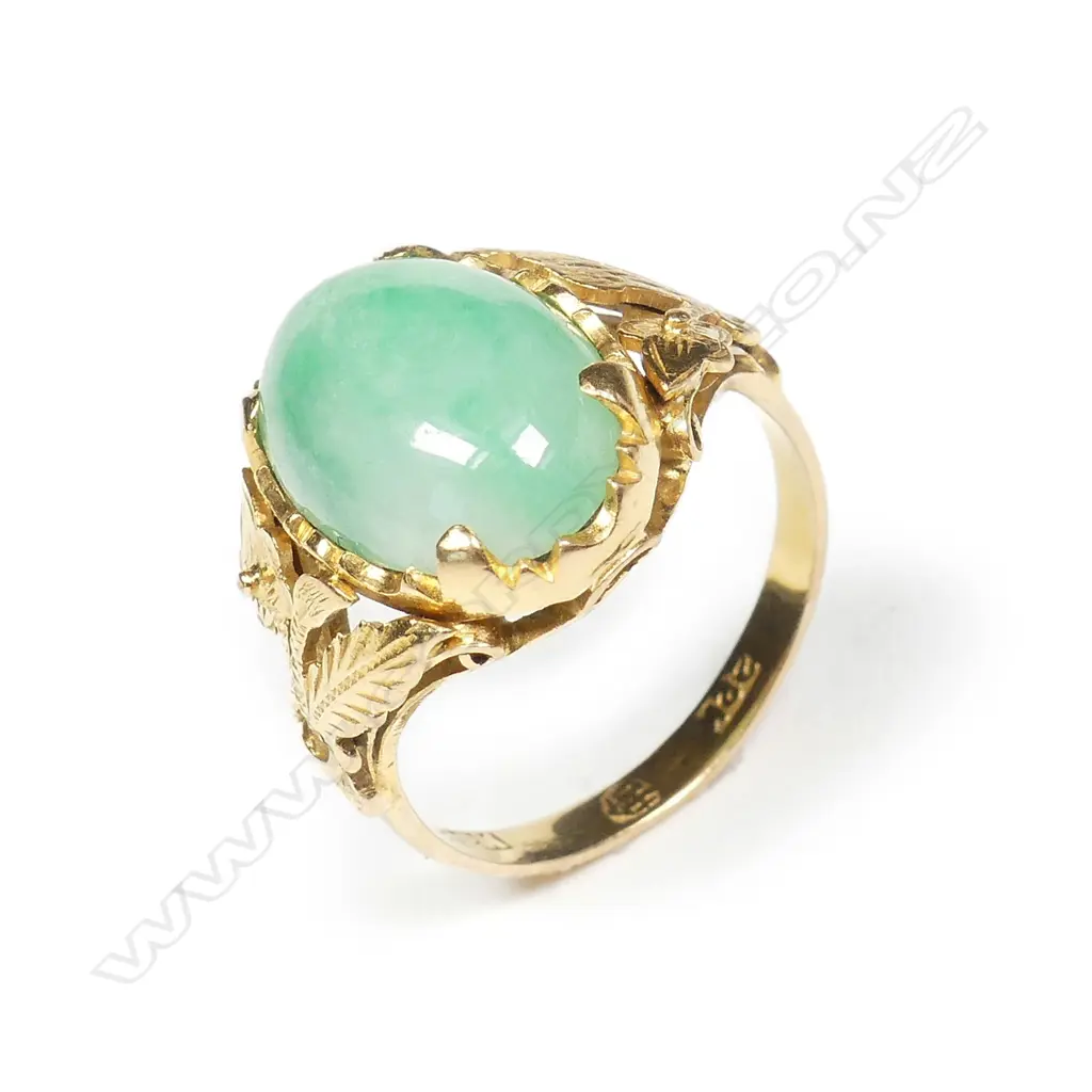 A vintage 22ct. yellow gold and jadeite ring Image 1++