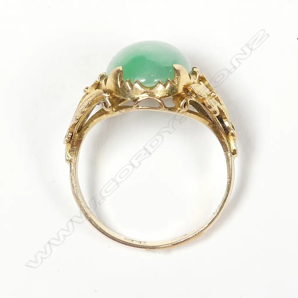 A vintage 22ct. yellow gold and jadeite ring Image 1++