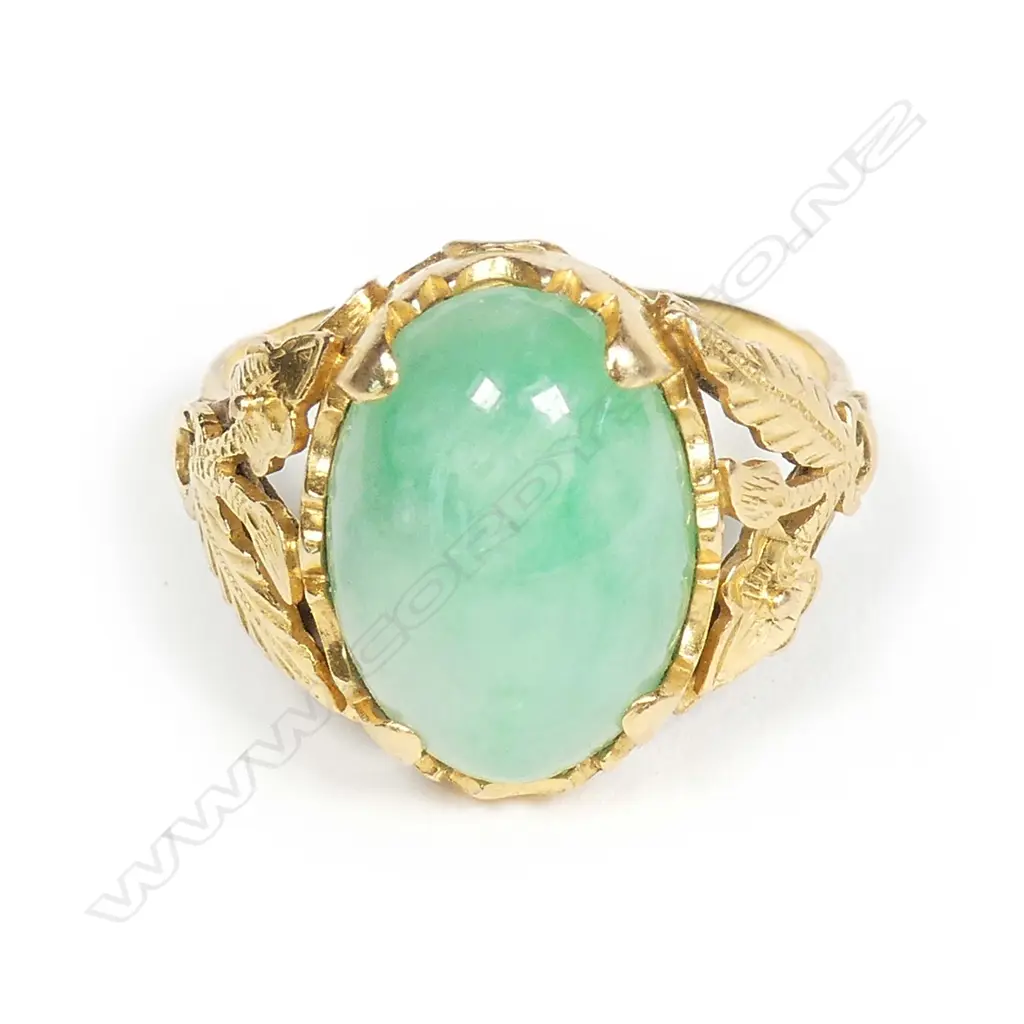 A vintage 22ct. yellow gold and jadeite ring Image 1++