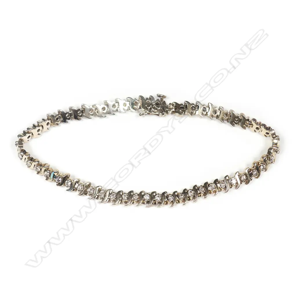 A 9ct yellow gold diamond set bracelet, Image 1++