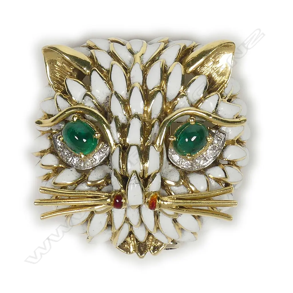 An 18ct. yellow gold emerald Image 1++