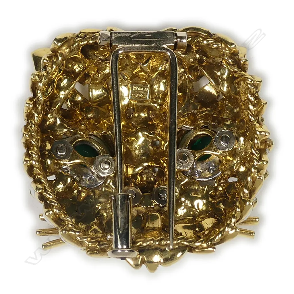 An 18ct. yellow gold emerald Image 1++