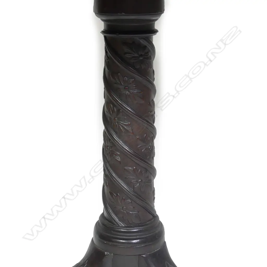 A Georgian Chippendale mahogany tilt-top wine table Image 1++
