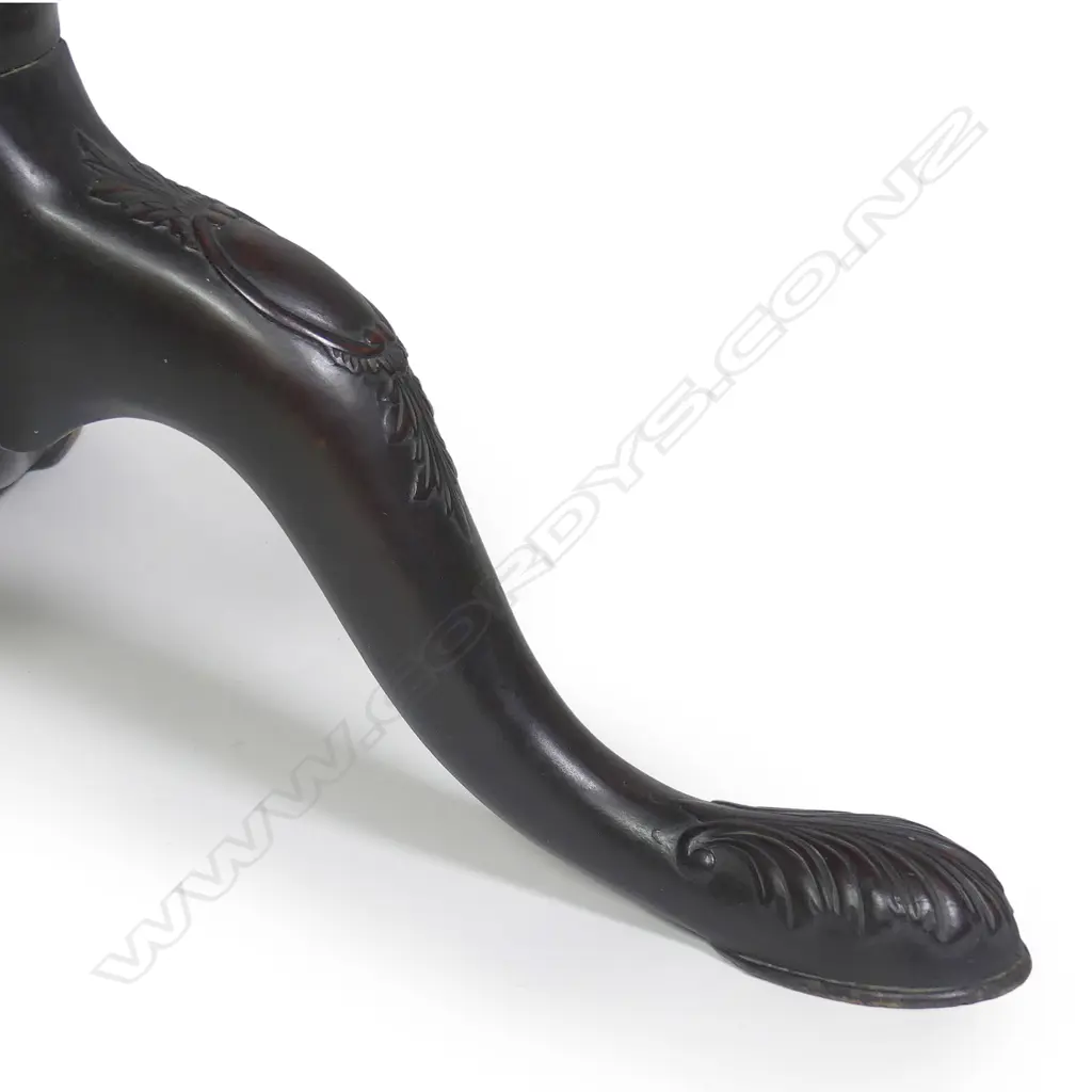 A Georgian Chippendale mahogany tilt-top wine table Image 1++