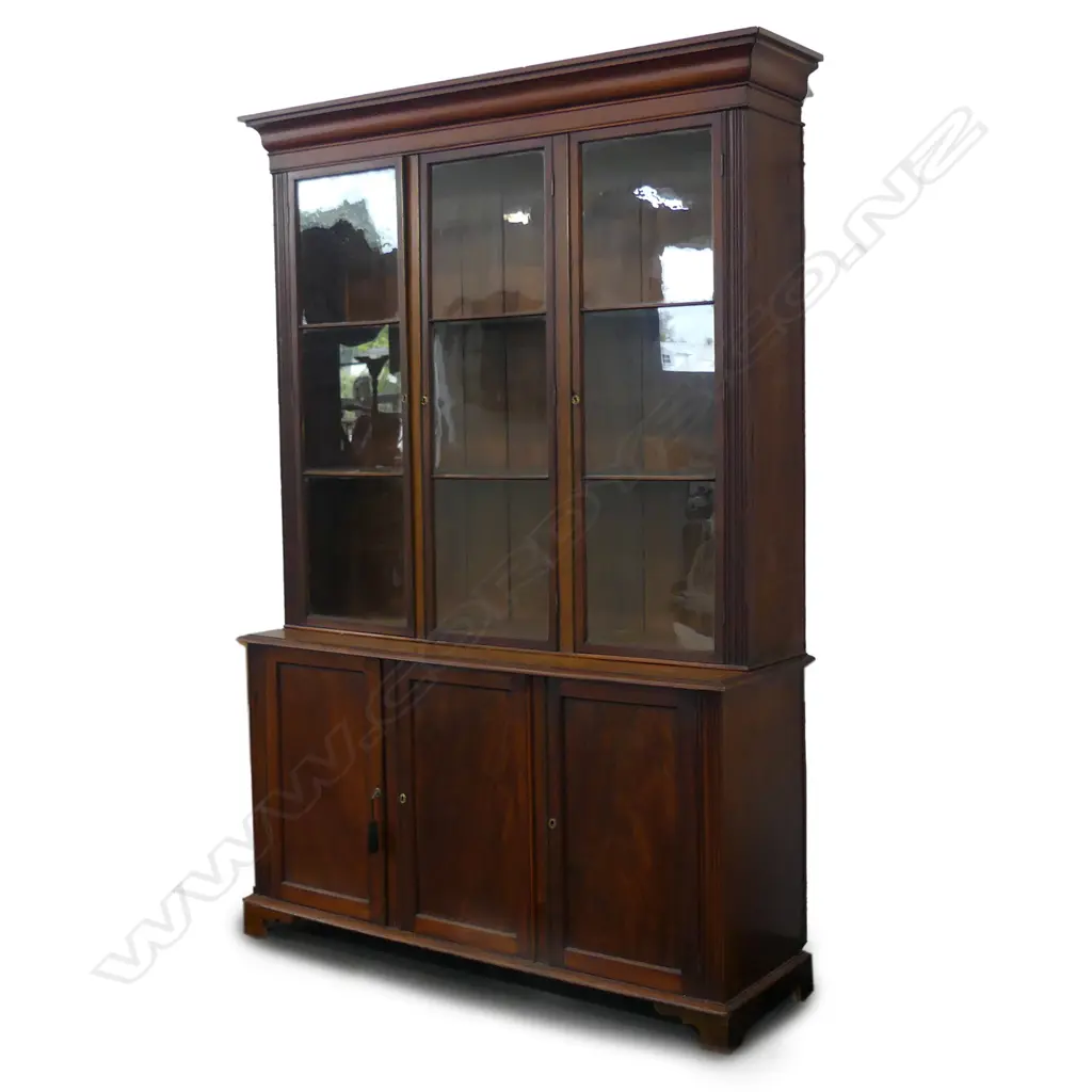 An early 1900s mahogany Georgian style bookcase cabinet Image 1++