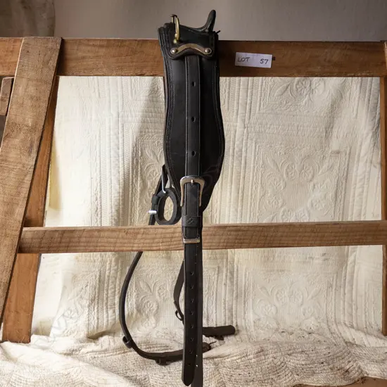 Lightweight leather driving saddle including tugs