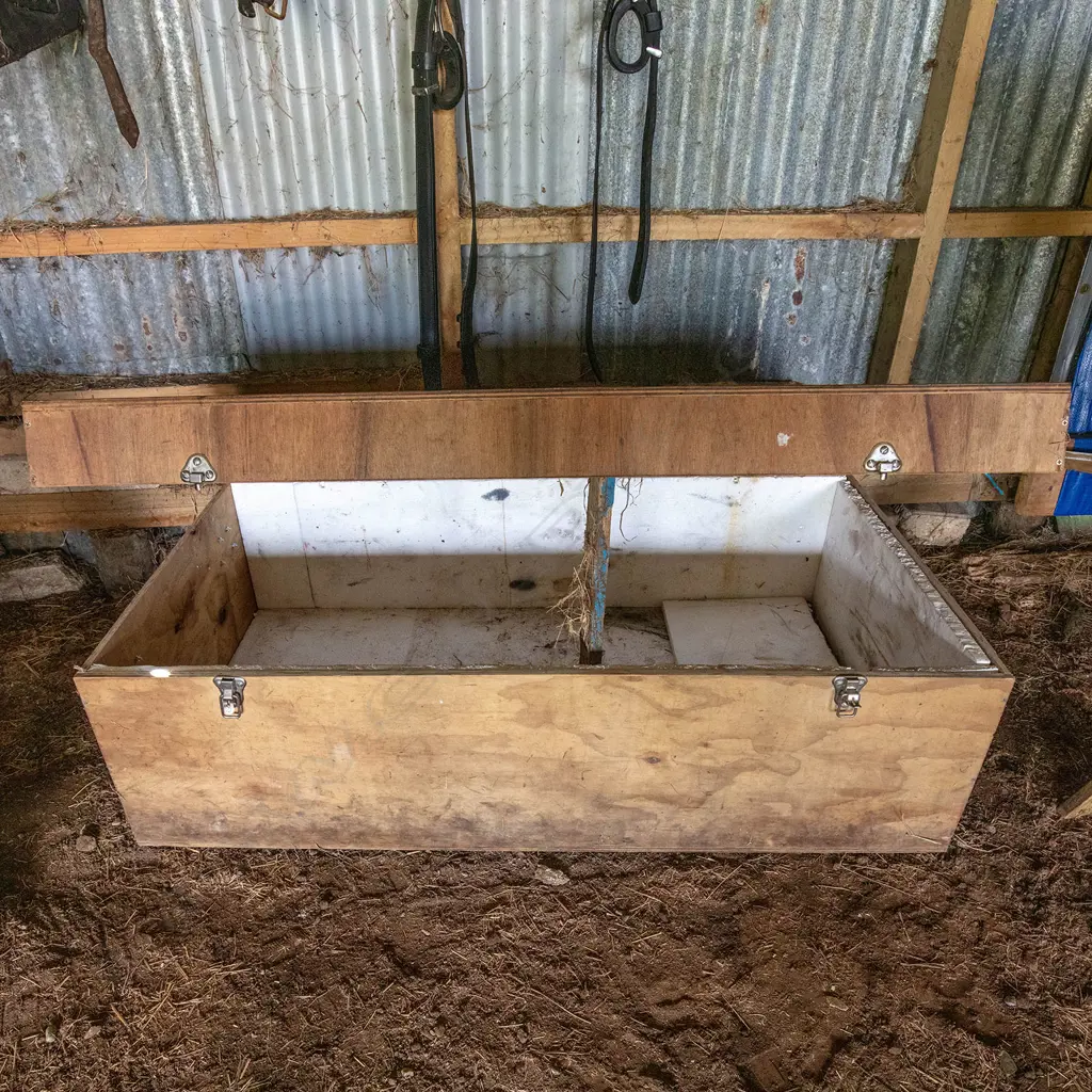 Large, plywood harness box with polystyrene lining, Image 1++