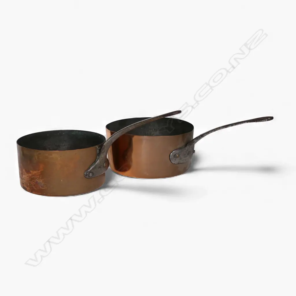 Two graduating Victorian copper pans, Image 1++