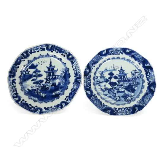 A pair of 17th/18thC Chinese export blue and white plates,