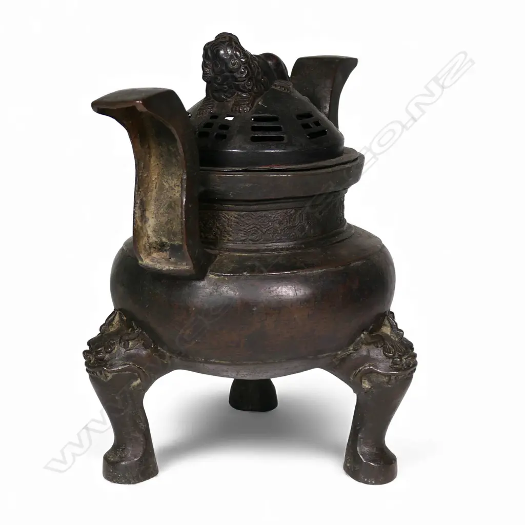 A Chinese Mind bronze tripod censer, Image 1++