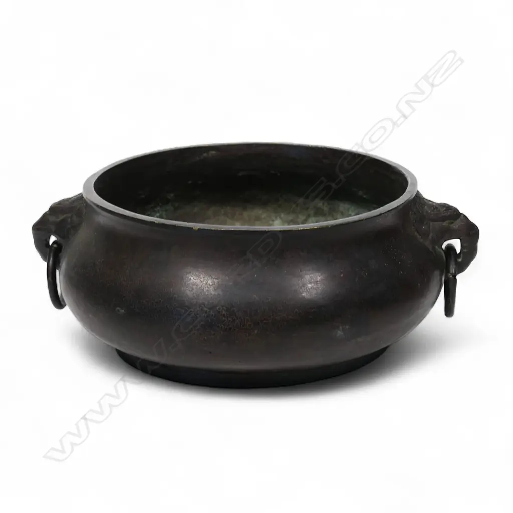 An 18thC Chinese bronze censor, Image 1++