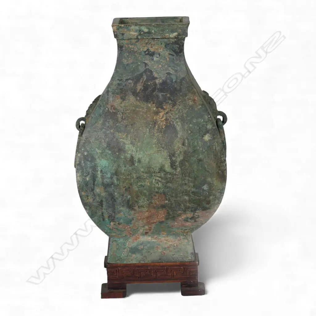 An old Chinese bronze vase, Image 1++