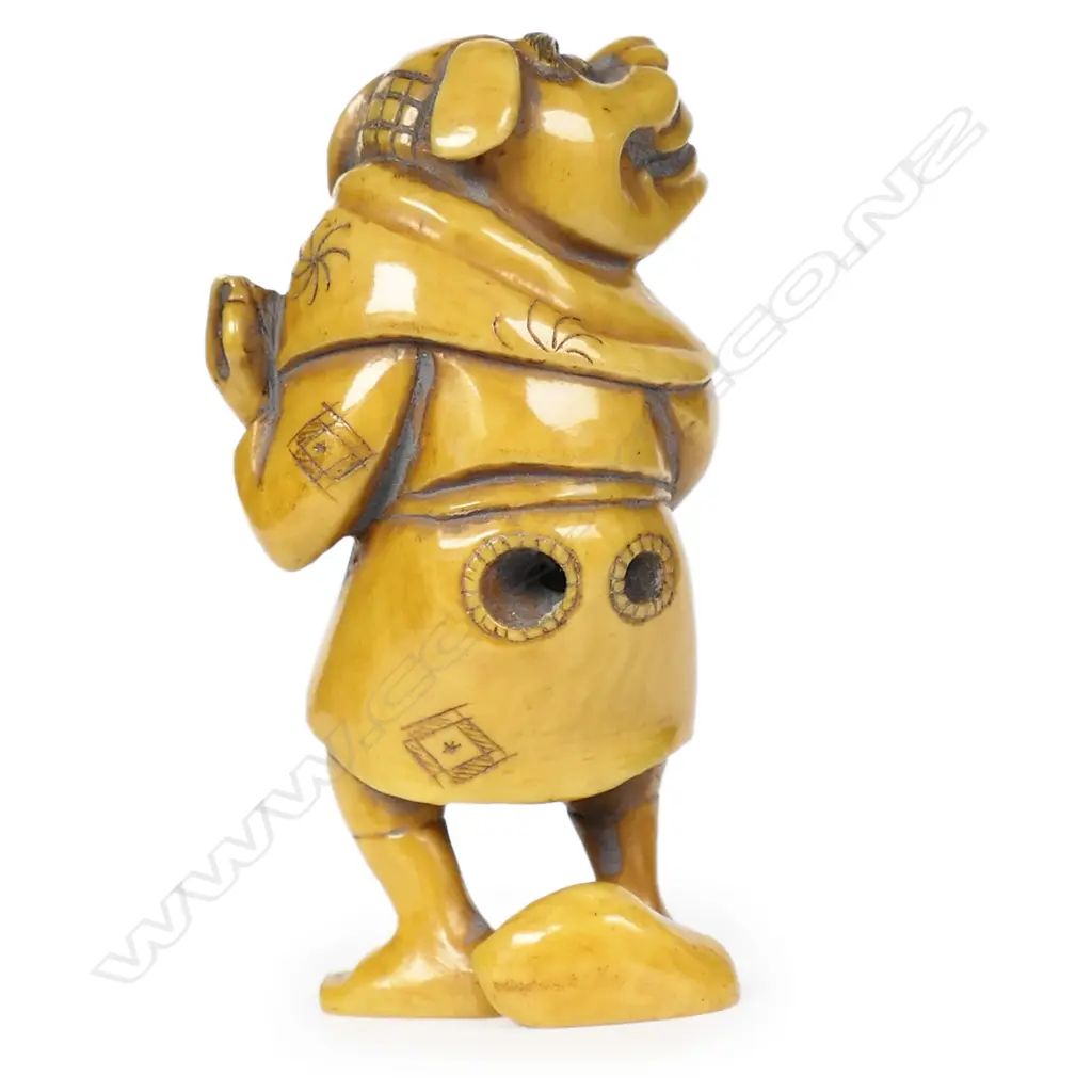 An ivory netsuke of a performer wearing a shishi mask, Image 1++