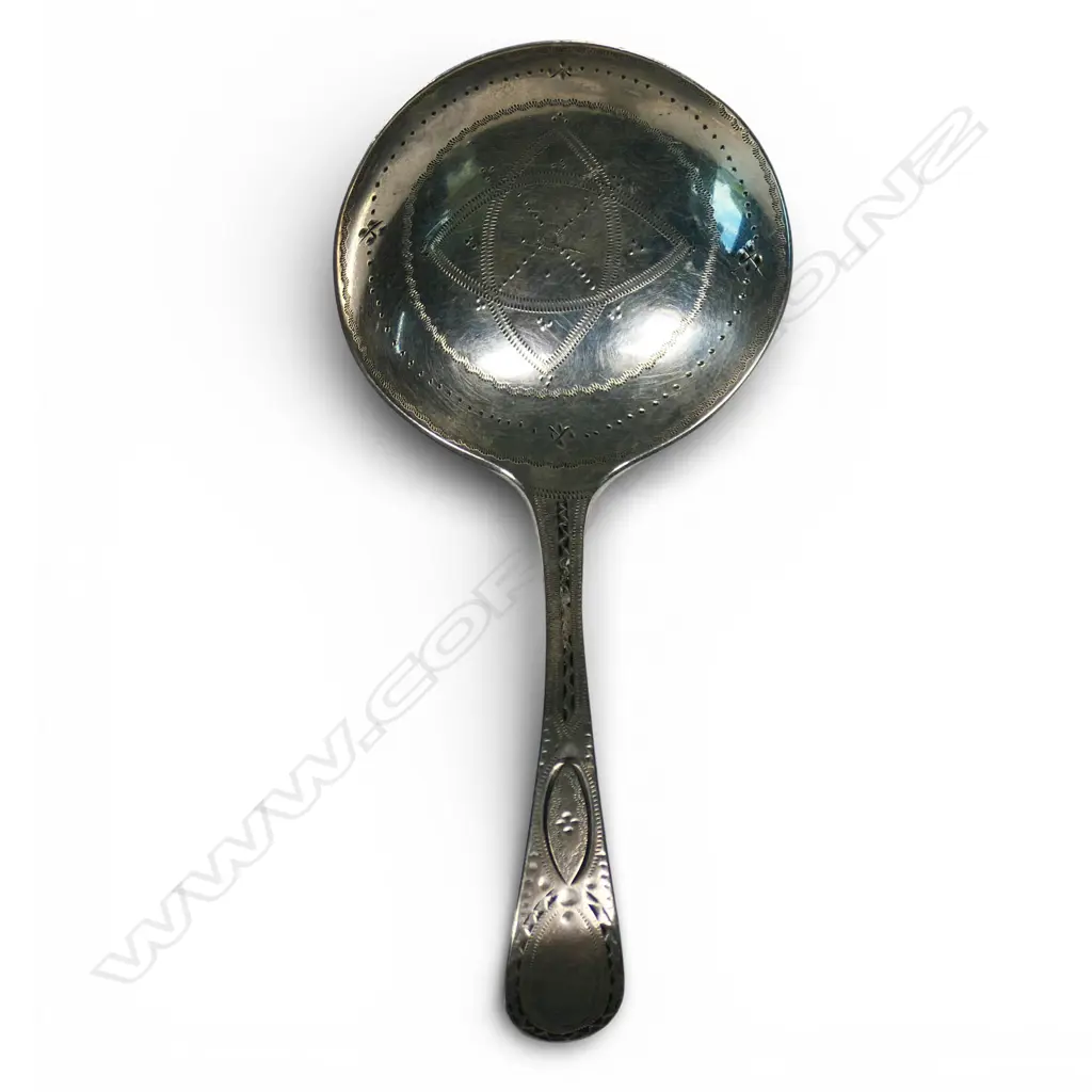 A George III silver finely engraved caddy spoon, Image 1++