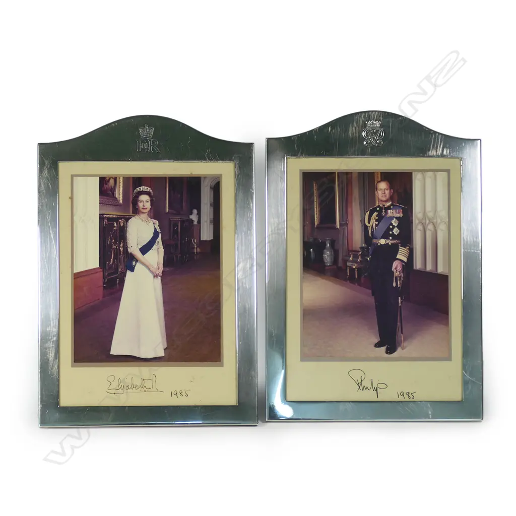 A pair silver framed and signed photos of Queen Elizabeth II and Prince Phillip, Image 1++