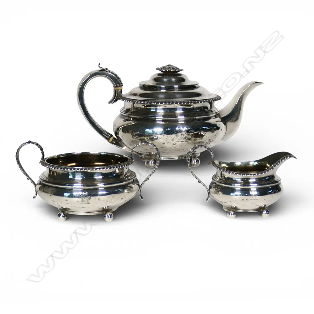 A George IV three piece silver tea set, Image 1++