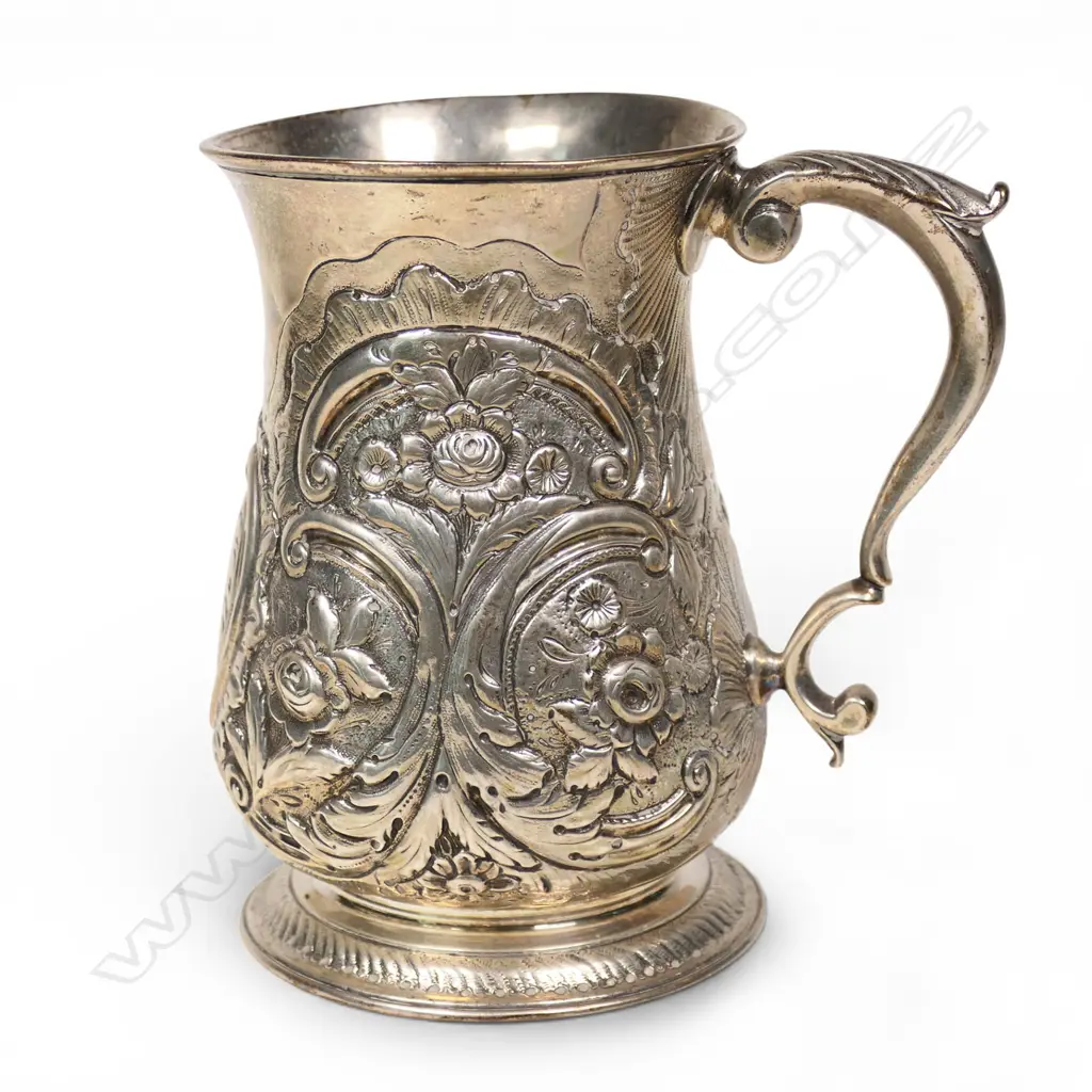 A late George II silver mug, Image 1++