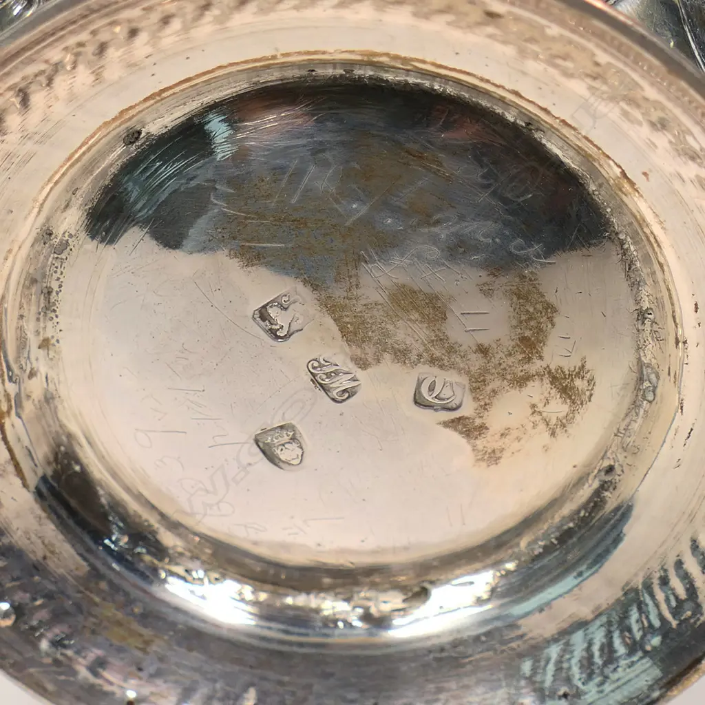A late George II silver mug, Image 1++