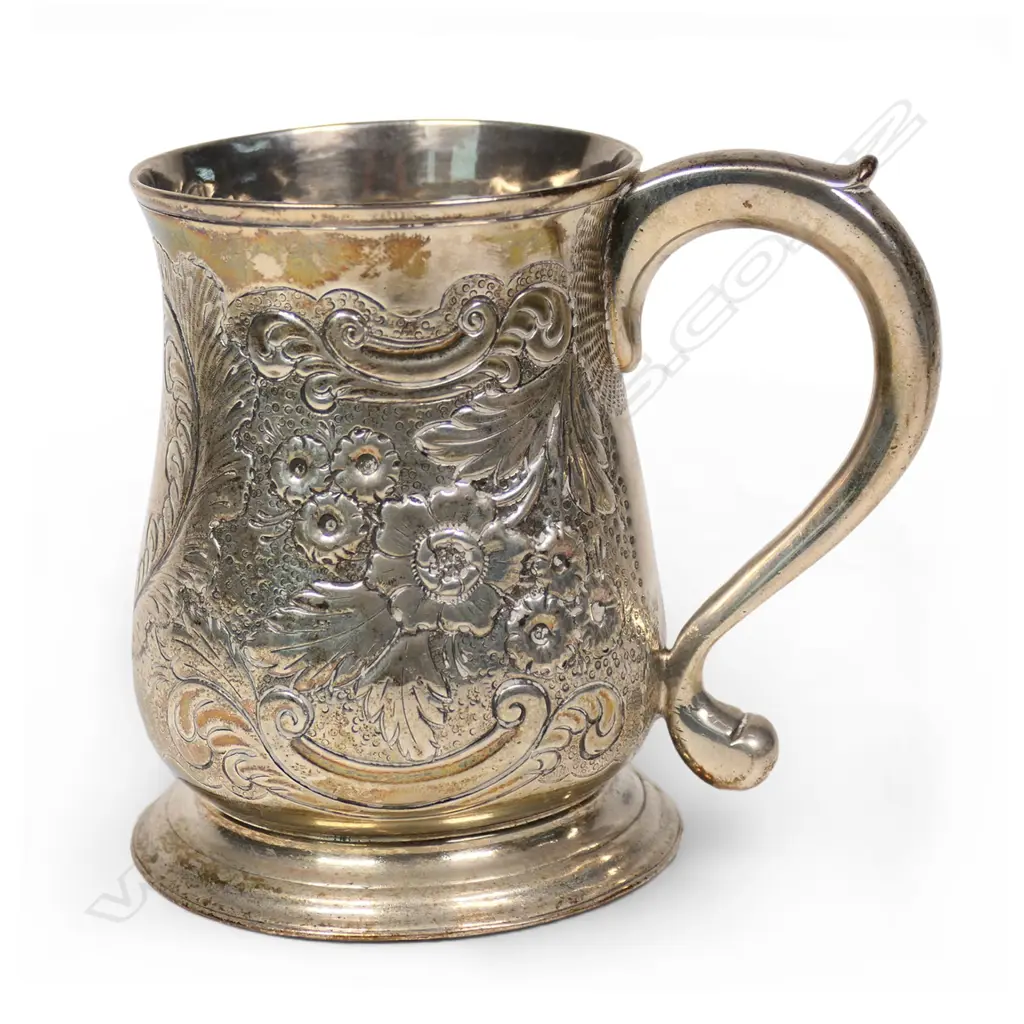 An early George II silver mug, Image 1++