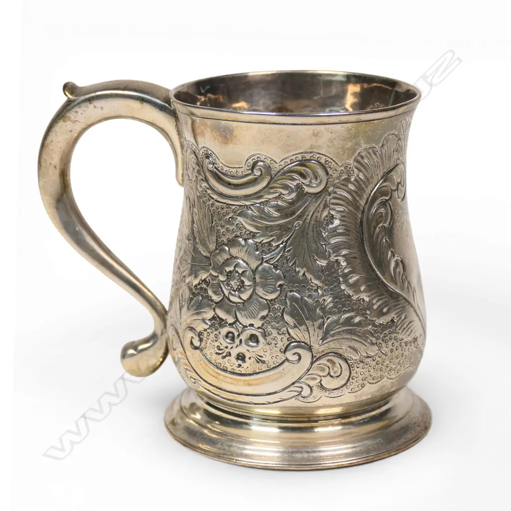 An early George II silver mug, Image 1++