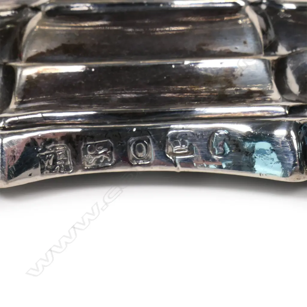 A pair of Victorian silver column candlesticks, Image 1++