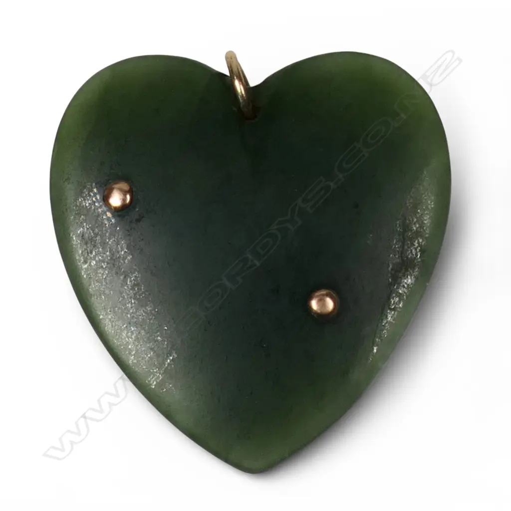 An early 20thC pounamu heart with 9ct gold 'Kia Ora', Image 1++