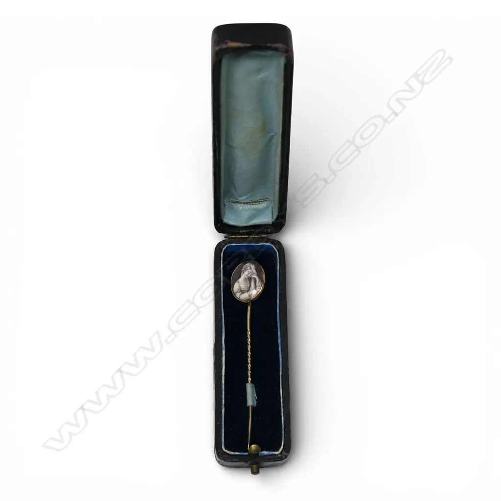 An 18ct gold framed mourning stick pin, Image 1++