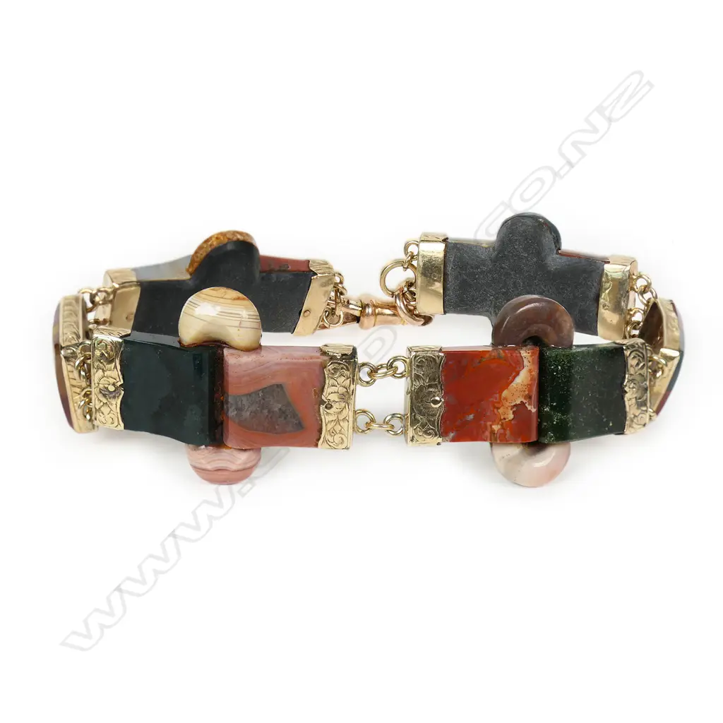 A Victorian 9ct gold and agate fancy bracelet, Image 1++