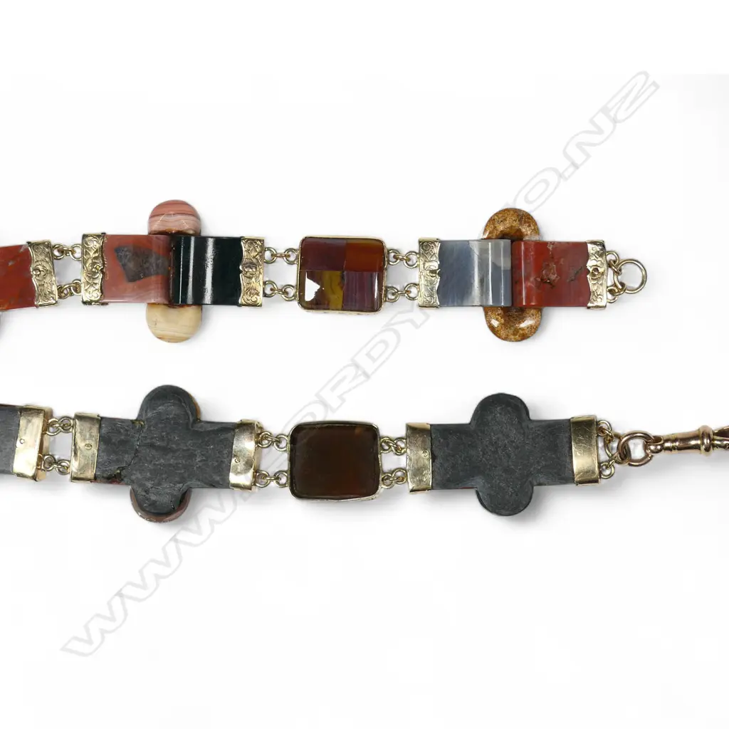 A Victorian 9ct gold and agate fancy bracelet, Image 1++