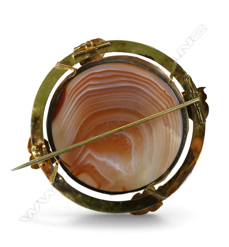 A large Victorian 9ct gold and agate round brooch, Image 1++