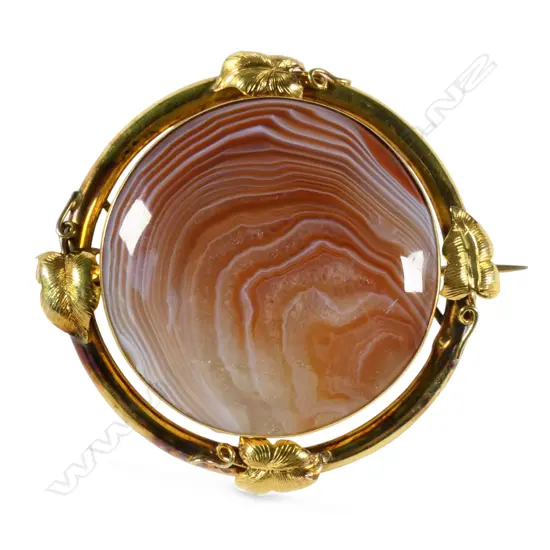 A large Victorian 9ct gold and agate round brooch,