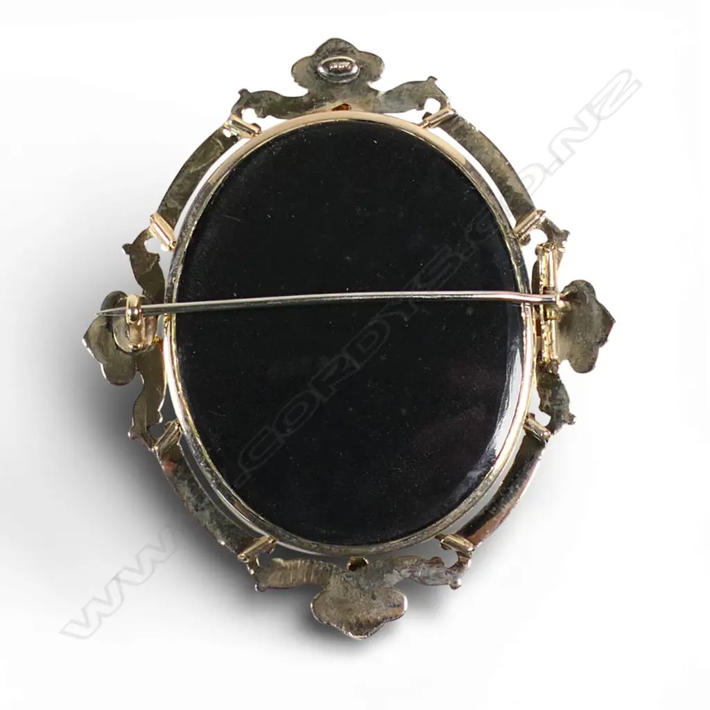 A Victorian 13ct gold framed portrait miniature brooch, Image 1++